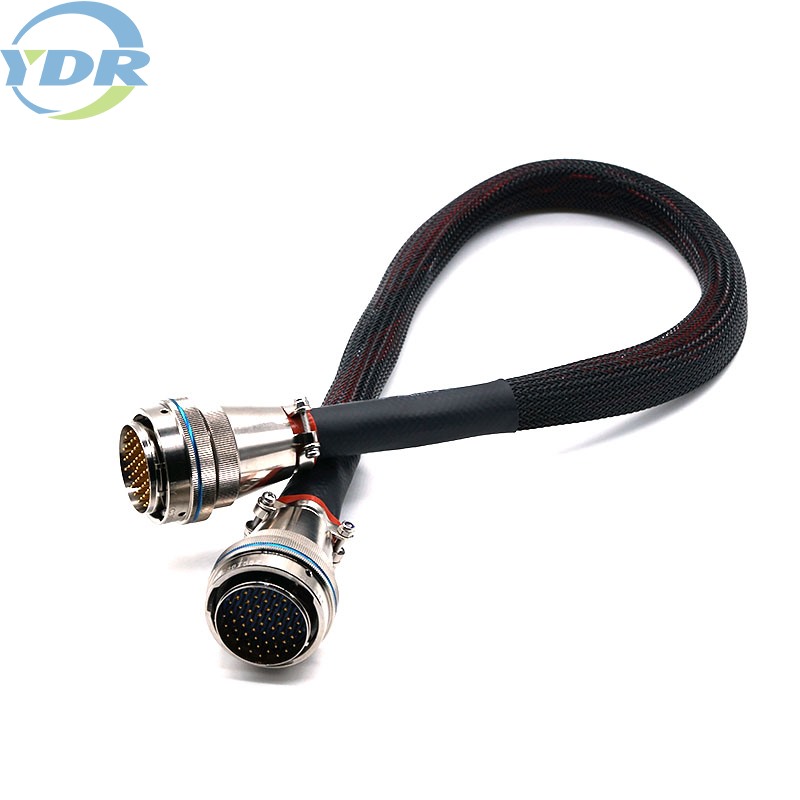 Кои се деловите на жичен конектор?